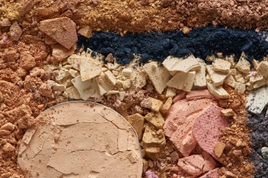 Beyaz arka planda izole edilmiş modaya uygun gölgelerde kırılmış göz farı