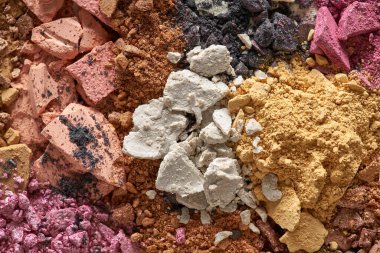 Beyaz arka planda izole edilmiş modaya uygun gölgelerde kırılmış göz farı