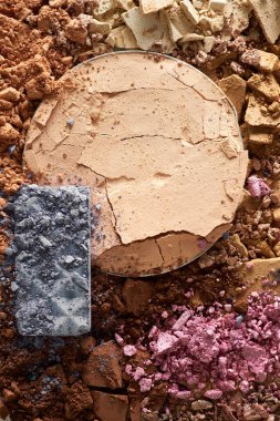 Beyaz arka planda izole edilmiş modaya uygun gölgelerde kırılmış göz farı