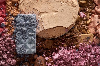 Beyaz arka planda izole edilmiş modaya uygun gölgelerde kırılmış göz farı