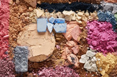 Beyaz arka planda izole edilmiş modaya uygun gölgelerde kırılmış göz farı