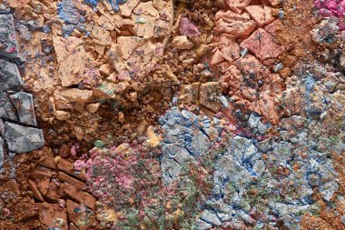 Beyaz arka planda izole edilmiş modaya uygun gölgelerde kırılmış göz farı