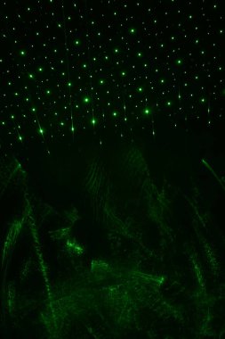 Işık fırçasıyla yapılan soyut yeşil dijital arkaplan.