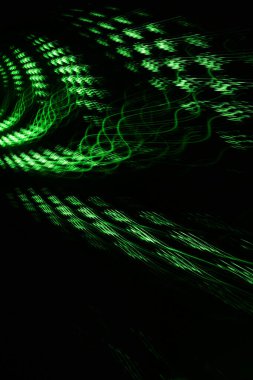 Işık fırçasıyla yapılan soyut yeşil dijital arkaplan.