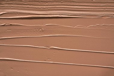 Beyazlar üzerinde izole edilmiş bej renkte renkler ve makyaj temeli dokusu veya akrilik boya