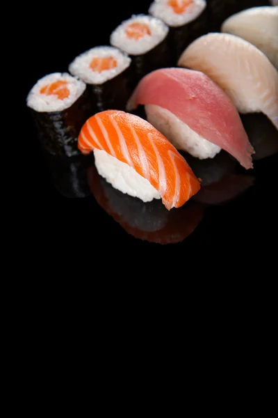 Rolos de sushi e sashimi — Fotografia de Stock