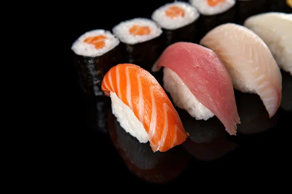 Rollos de sushi y sashimi — Foto de Stock
