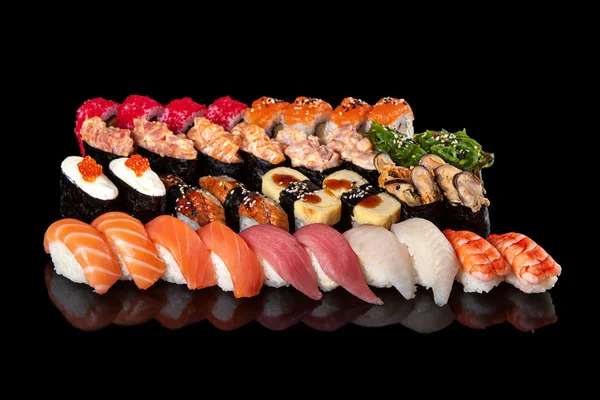 Sushi-Rollen und Sashimi — Stockfoto