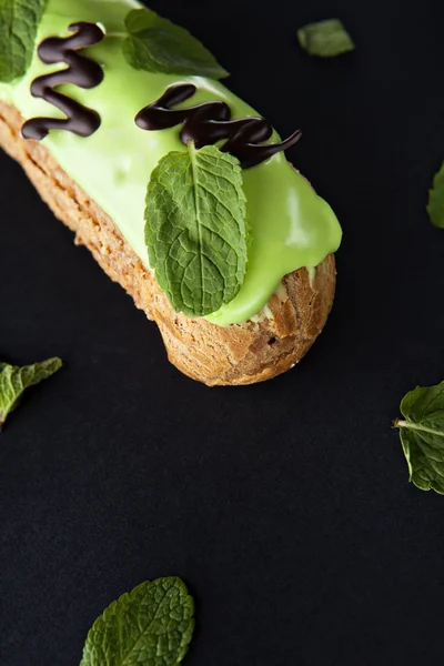 Изысканный кремовый десерт эклер — стоковое фото