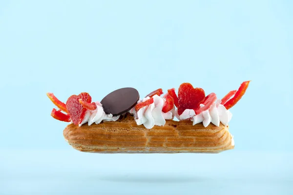 Exquisite cream dessert eclair — Stock Photo, Image