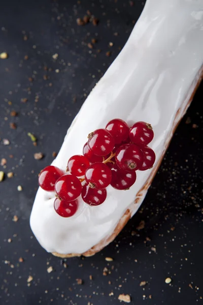 Изысканный кремовый десерт эклер — стоковое фото