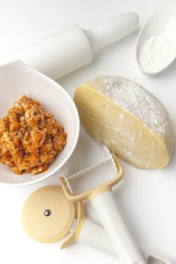 Mantı için pişirme malzemeler