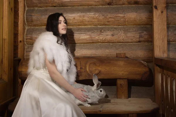 Молодая женщина невеста улыбается и держит кролика — стоковое фото
