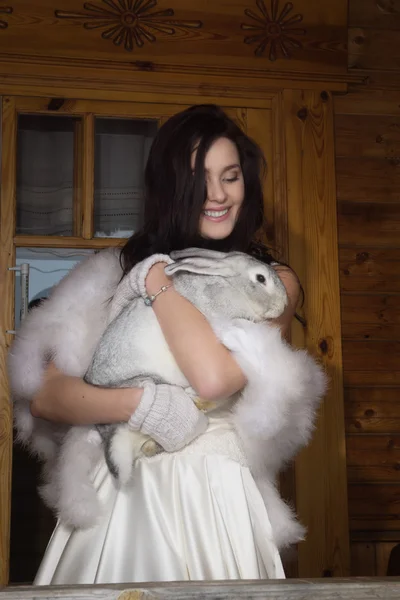 Gülümseyen ve tavşan tutan genç kadın gelin — Stok fotoğraf
