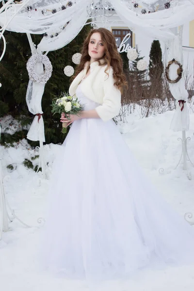 Bella sposa in un mantello di pelliccia con un mazzo — Foto Stock