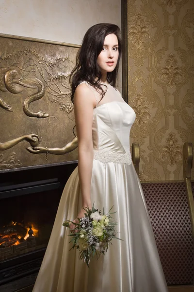Hinreißende junge Braut im Innenraum — Stockfoto