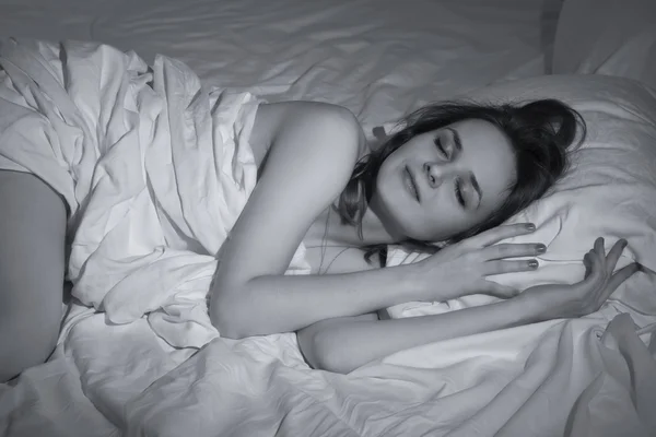 Menina atraente dormindo na cama — Fotografia de Stock