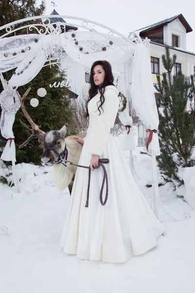 Bela noiva em uma capa de pele com renas — Fotografia de Stock