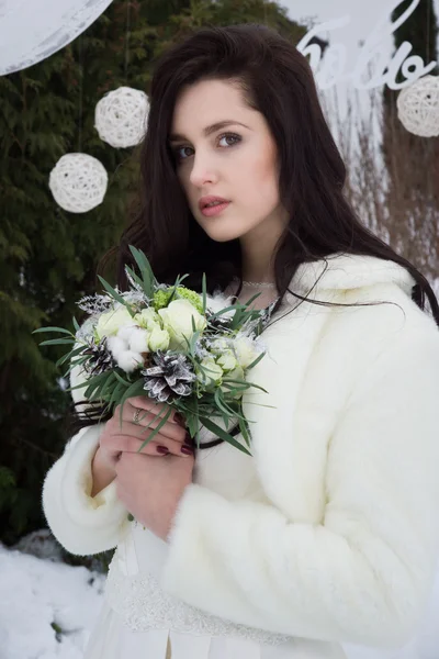 美しい花嫁の花束を持つ毛皮ケープ — ストック写真