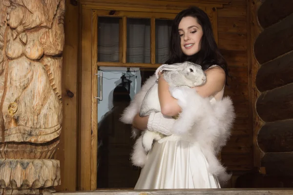 Giovane donna sposa sorridente e tenendo coniglio — Foto Stock