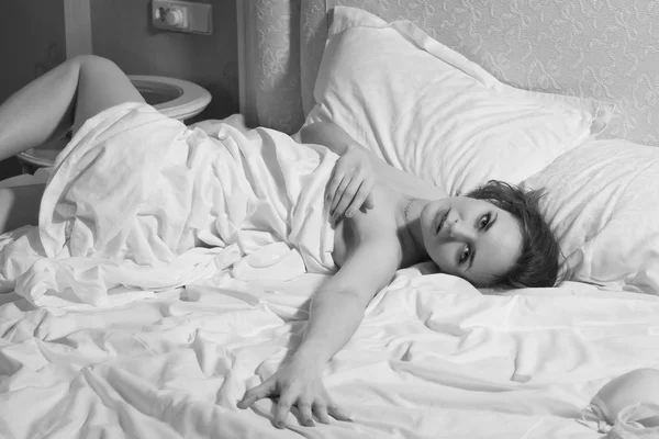 与完美的身体躺在 na 挑衅和性感性感的女人 — 图库照片