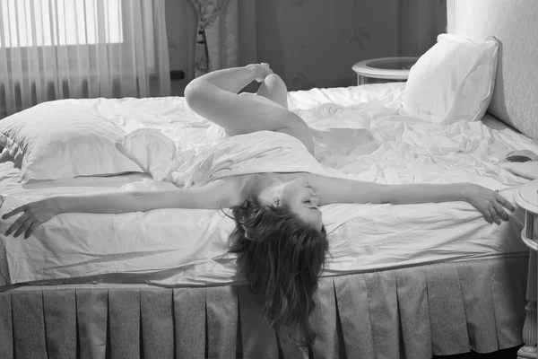 Provocateur et sensualité femme sexy avec un corps parfait couché na — Photo