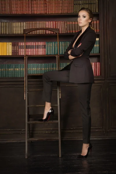 Confident business woman in the classical library — Stock Photo, Image