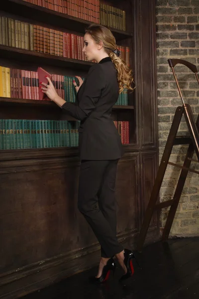 Confident business woman in the classical library — Stock Photo, Image