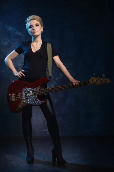 Estrella del rock tocando el bajo — Foto de Stock