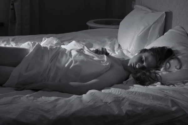 魅力的な女の子がベッドで寝ています。 — ストック写真