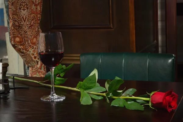 Copo de vinho na mesa de madeira — Fotografia de Stock