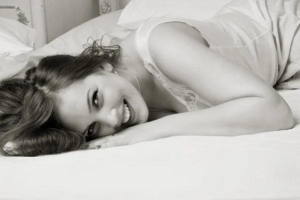 Sexual emocional atractiva joven mujer acostada en la cama en el dormitorio . — Foto de Stock