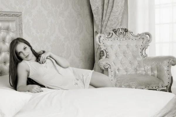 Сексуальная эмоционально привлекательная молодая женщина лежит на кровати в спальне . — стоковое фото