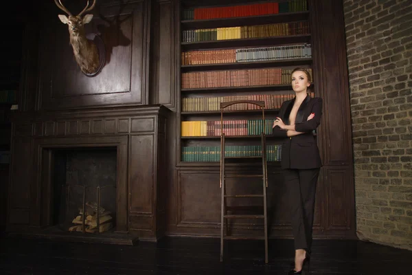 Confident business woman in the classical library — Stock Photo, Image