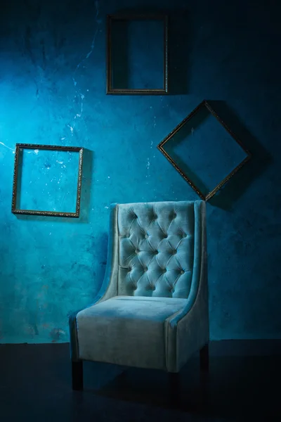 Antiker Stuhl gegen eine Ziegelwand — Stockfoto