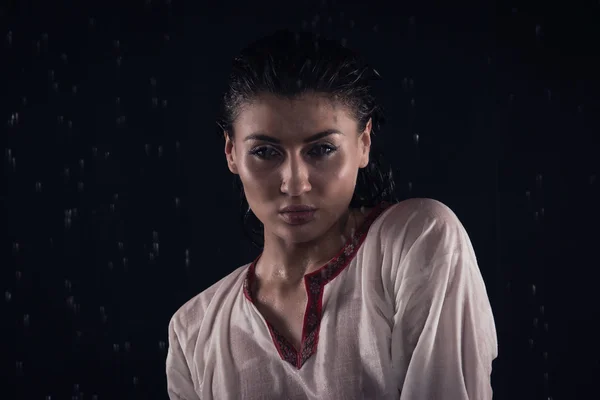 Brünettes Mädchen unter Wassertropfen — Stockfoto