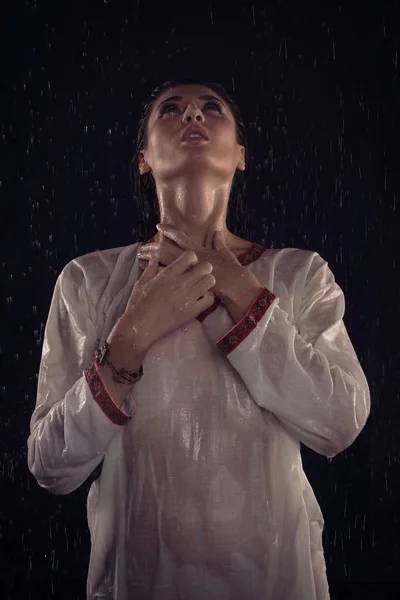 Morena chica bajo gotas de agua — Foto de Stock