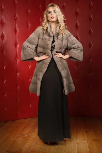 Mulher elegante moda vestindo capa de pele em um interior vintage — Fotografia de Stock