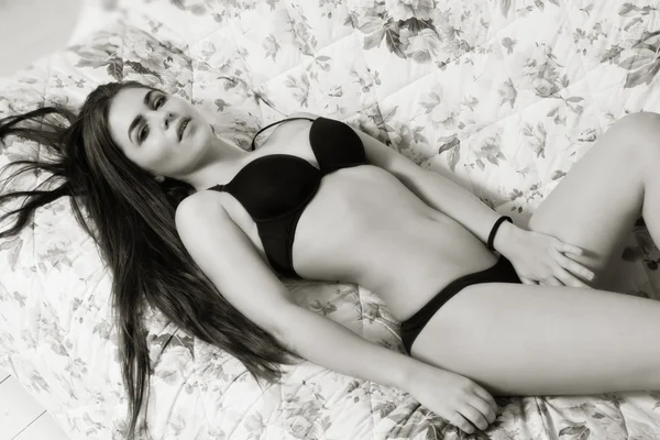 Чуттєва сексуальна жінка з ідеальним тілом лежить на дивані — стокове фото