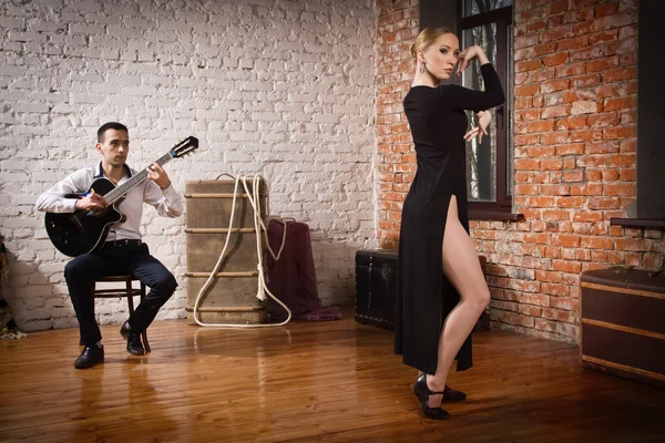 Jovem dançando flamenco e um homem tocando guitarra — Fotografia de Stock