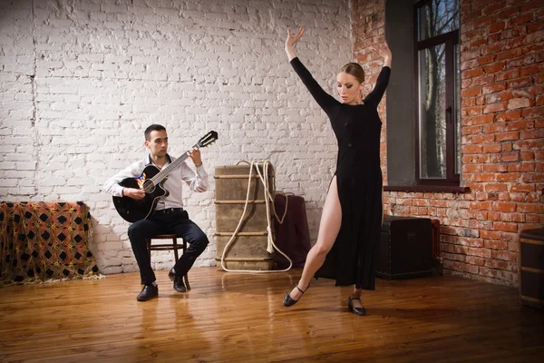 Junge Frau tanzt Flamenco und ein Mann spielt Gitarre — Stockfoto