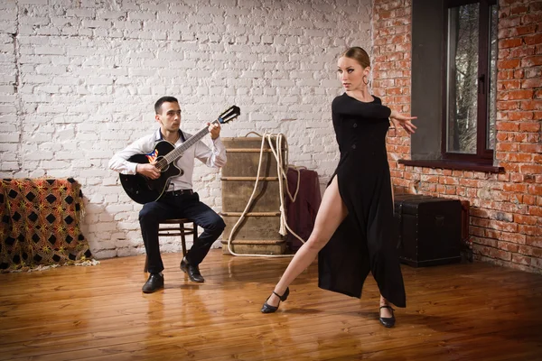 Ung kvinna dansar flamenco och en man spela gitarr — Stockfoto