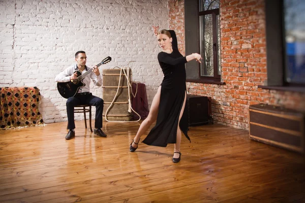 Jovem dançando flamenco e um homem tocando guitarra — Fotografia de Stock