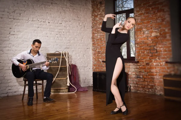 Giovane donna che balla il flamenco e un uomo che suona la chitarra — Foto Stock