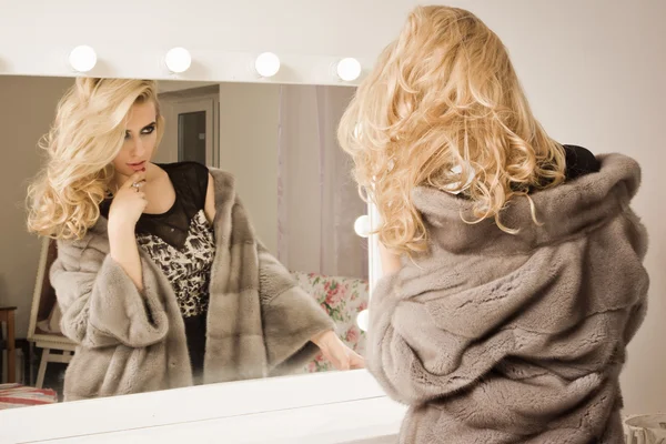 Retrato de una mujer hermosa como la aplicación de maquillaje — Foto de Stock
