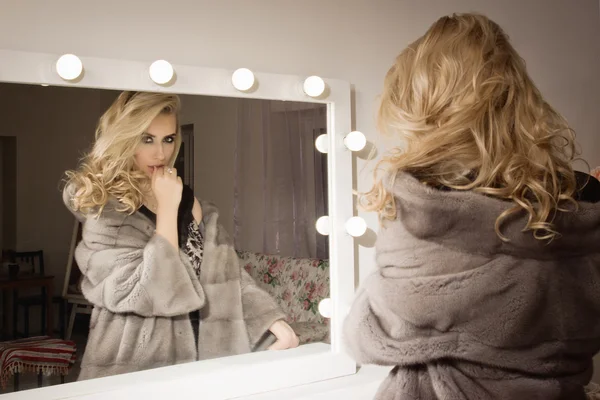 Retrato de una mujer hermosa como la aplicación de maquillaje — Foto de Stock