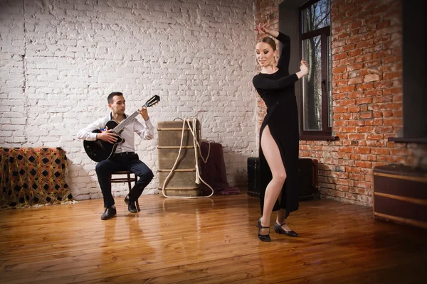 Mujer joven bailando flamenco y un hombre tocando la guitarra —  Fotos de Stock