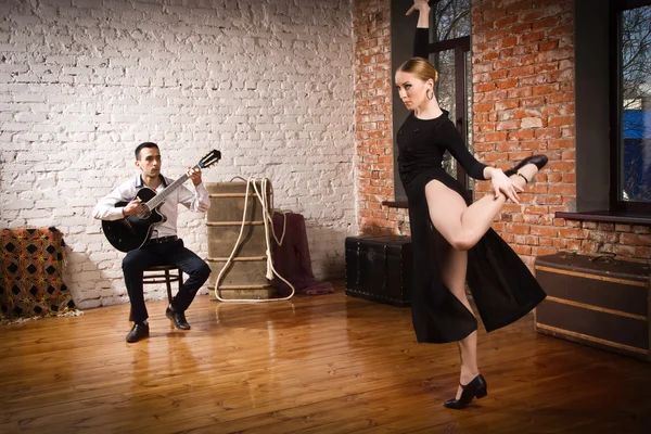 年轻女子舞弗拉门戈和弹吉他的男人 — 图库照片