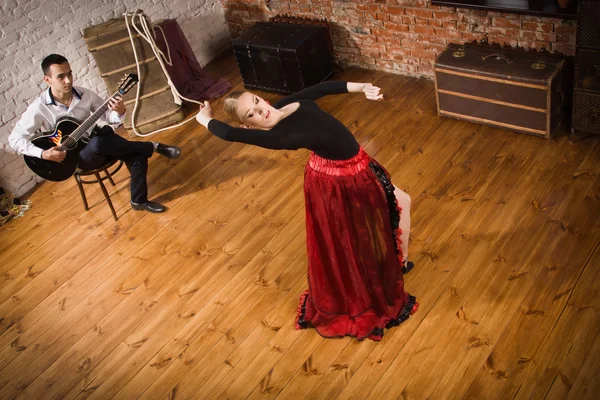 Mujer joven bailando flamenco y un hombre tocando la guitarra —  Fotos de Stock