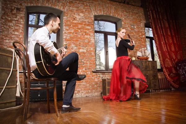 Mladé ženy tančí flamenco a člověk hraje na kytaru — Stock fotografie